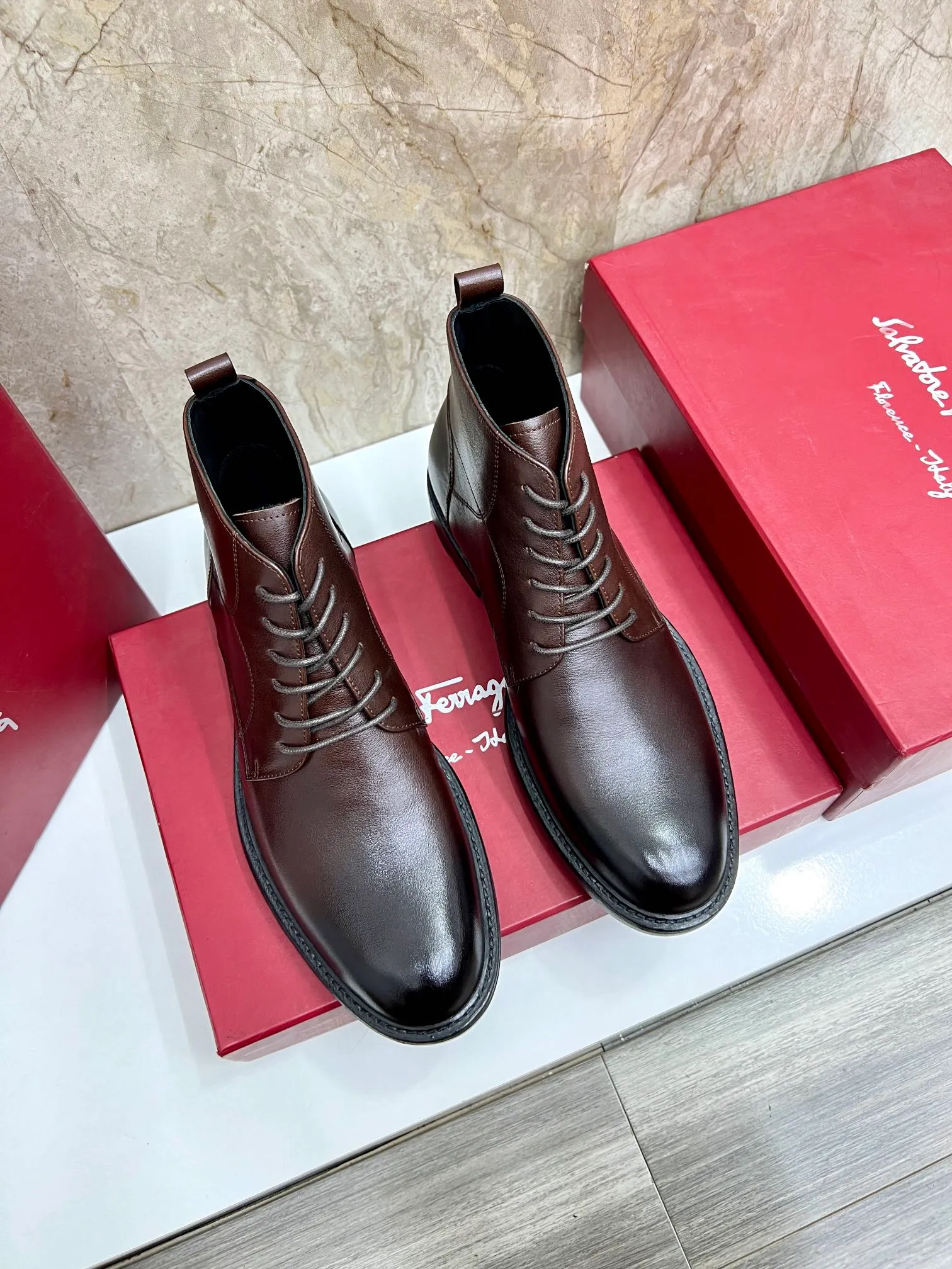 Original order quality: Men's shoes 💰700 Brand: Ferragamo (Ferragamo) One size larger: Men's size 38-44 (45 customized) Grade: Same style as the official website High-end men's shoes Material: Original cowhide, cowhide lining, original outsole Style category: Chelsea men's boots Fashion trend Color: Actual picture